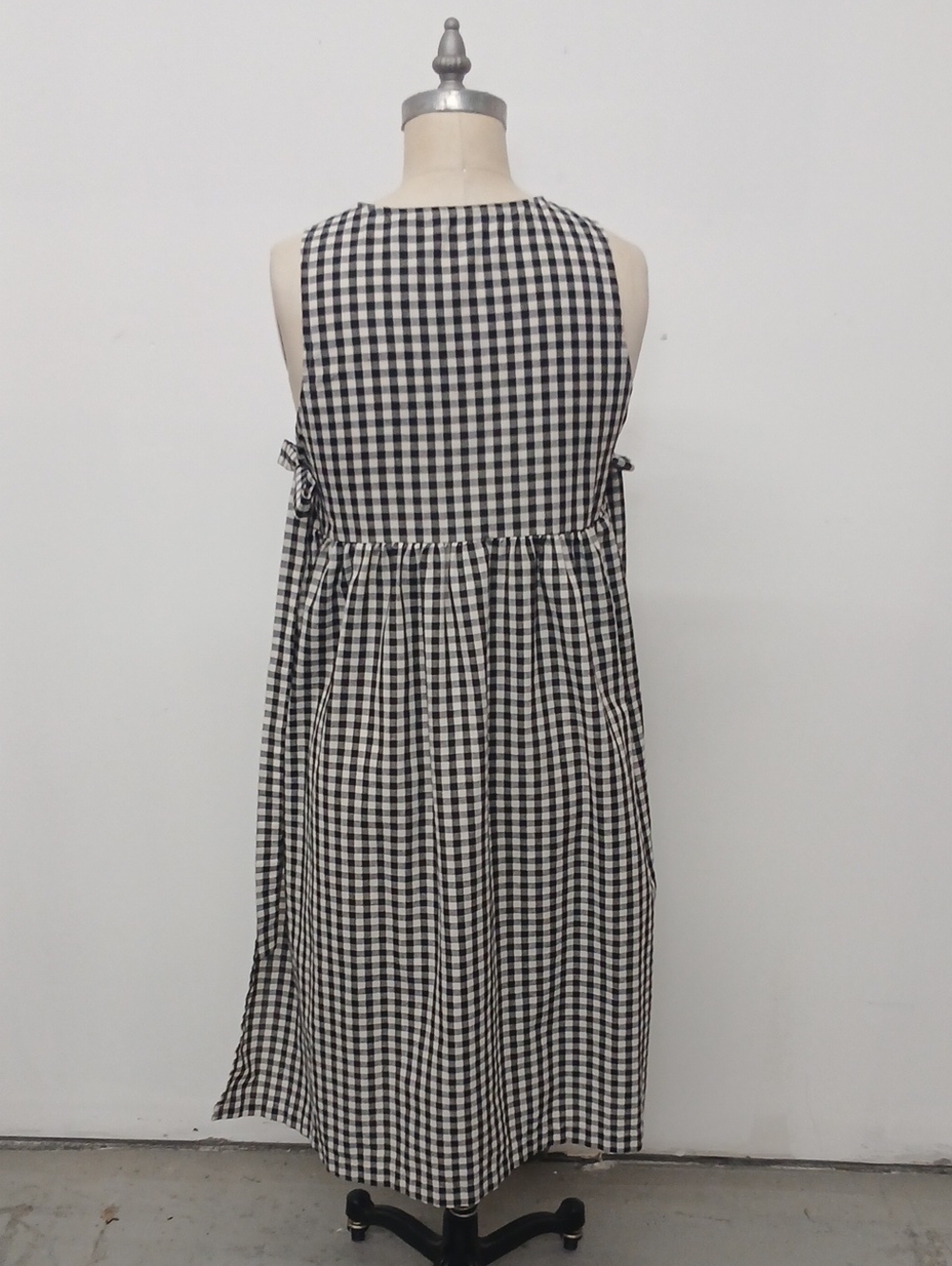 Black & White Gingham Sleeveless Side Tie Apron - Picture 3 of 5